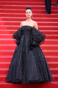 Ирина Шейк в платье Armani Prive в Каннах в 2025 году, источник: Getty Images